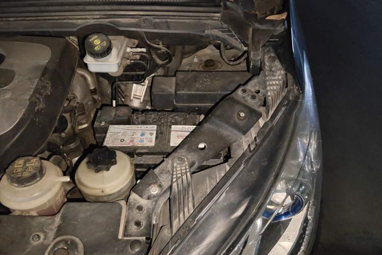 Used SAIC MAXUS G10 2022 2.0T Automatic Elite Edition Gasoline 7-Seater Engine Bay Left