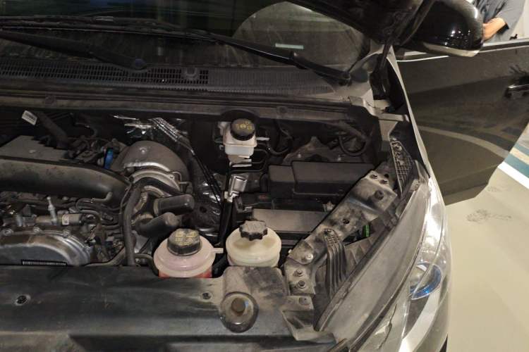 Used SAIC MAXUS G10 2022 2.0T Automatic Smart Enjoyment Version Gasoline 7 Seats Engine Bay Left