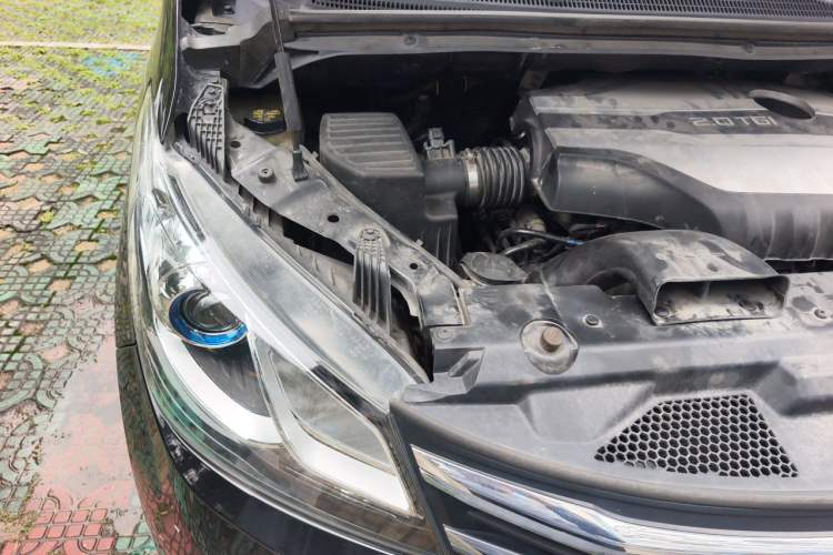 Used SAIC MAXUS G10 2022 2.0T Automatic Elite Edition Gasoline 7-Seater Engine Bay Right