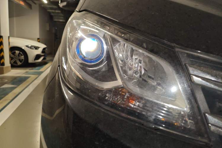 Used SAIC MAXUS G10 2022 2.0T Automatic Smart Enjoyment Version Gasoline 7 Seats Right Front Headlight