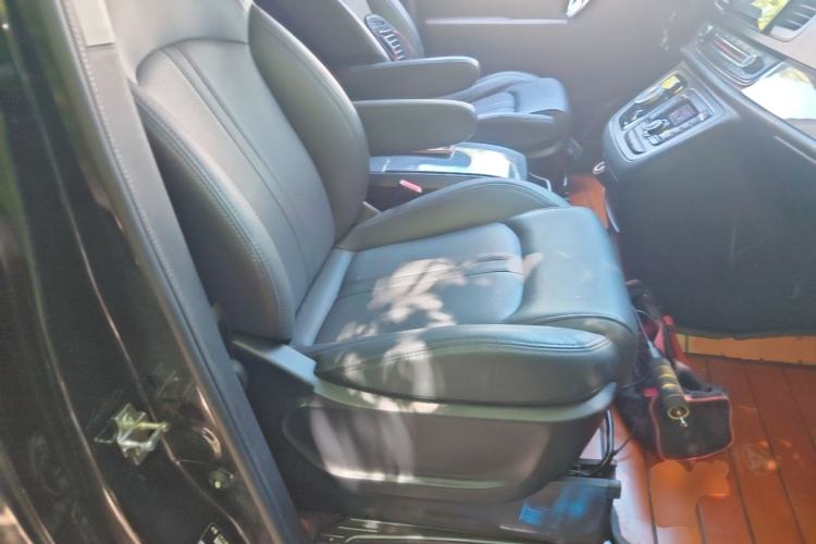Used SAIC MAXUS G10 2022 2.0T Automatic Elite Edition Gasoline 7-Seater Right Front Seat