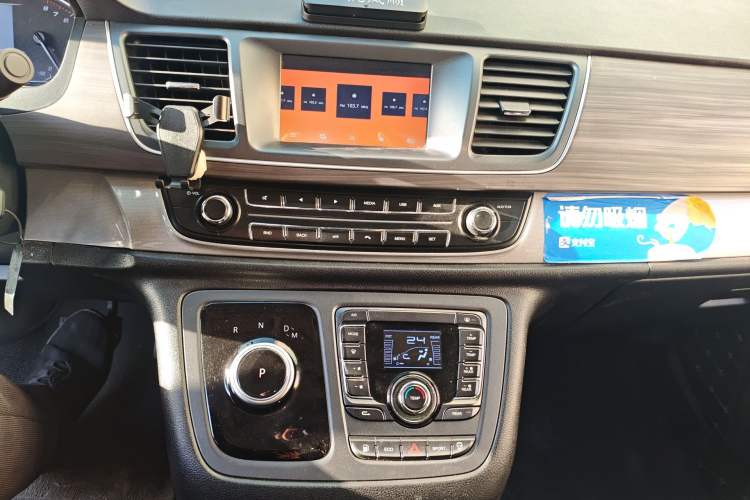 Used SAIC MAXUS G10 2022 2.0T Automatic Elite Edition Gasoline 7-Seater Audio And AC Panel