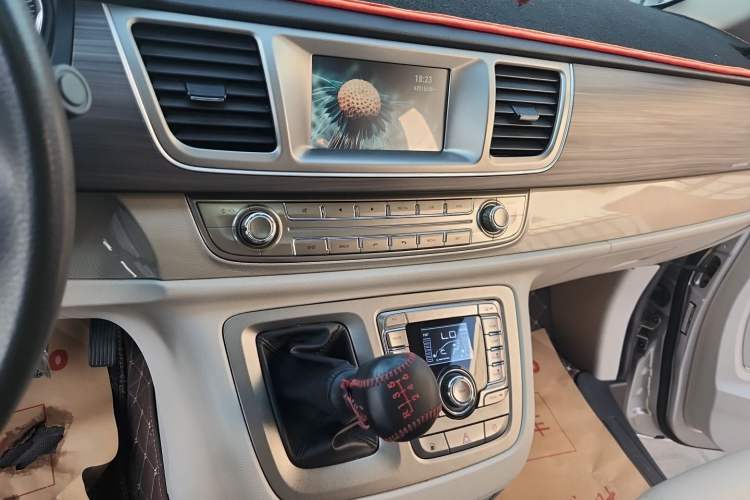 Used SAIC MAXUS G10 2022 2.0T Manual Value Edition Gasoline 7-Seater Audio And AC Panel