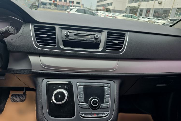Used SAIC MAXUS G10 2022 2.0T Automatic Smart Enjoyment Version Gasoline 7 Seats Audio And AC Panel