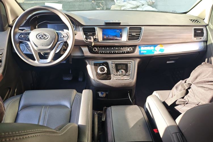 Used SAIC MAXUS G10 2022 2.0T Automatic Elite Edition Gasoline 7-Seater Center Console