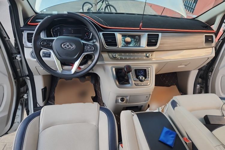 Used SAIC MAXUS G10 2022 2.0T Manual Value Edition Gasoline 7-Seater Center Console