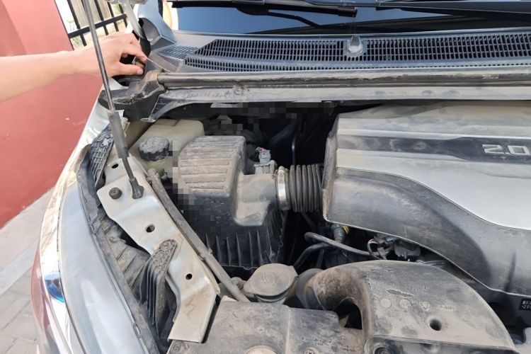 Used SAIC MAXUS G10 2022 2.0T Manual Value Edition Gasoline 7-Seater Engine Bay Right