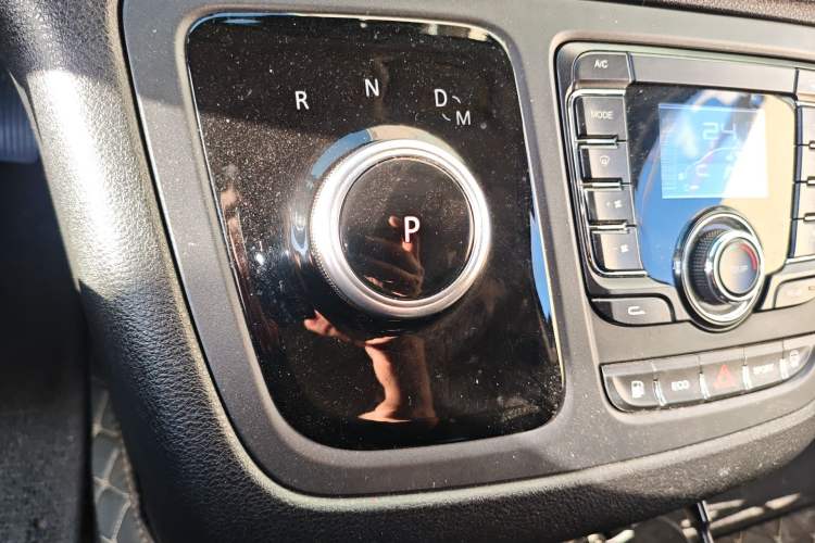 Used SAIC MAXUS G10 2022 2.0T Automatic Elite Edition Gasoline 7-Seater Gear Lever