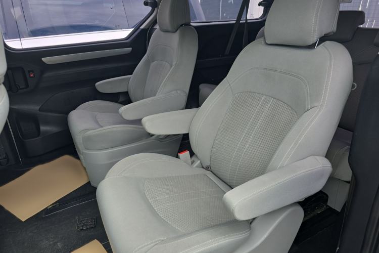 Used SAIC MAXUS G10 2022 2.0T Automatic Smart Enjoyment Version Gasoline 7 Seats Interior 1