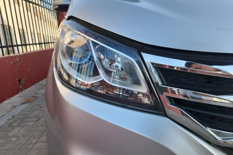 Used SAIC MAXUS G10 2022 2.0T Manual Value Edition Gasoline 7-Seater Right Front Headlight