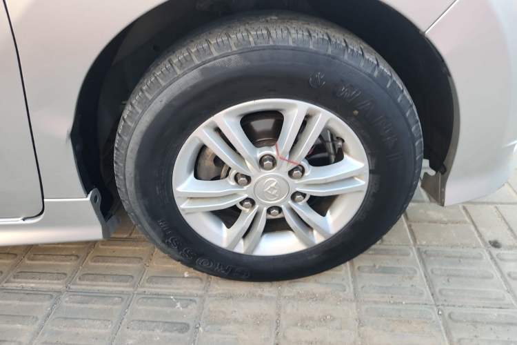 Used SAIC MAXUS G10 2022 2.0T Manual Value Edition Gasoline 7-Seater Right Front Wheel Hub