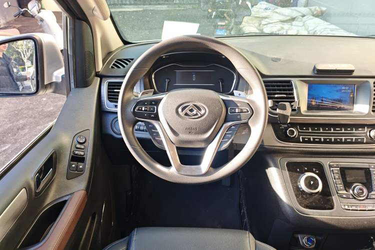 Used SAIC MAXUS G10 2022 2.0T Automatic Elite Edition Gasoline 7-Seater Steering Wheel