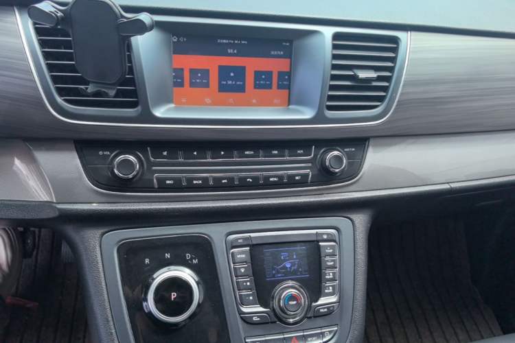 Used SAIC MAXUS G10 2022 2.0T Automatic Elite Edition Gasoline 7-Seater Audio And AC Panel