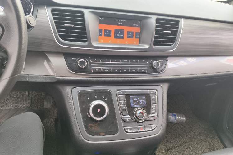 Used SAIC MAXUS G10 2022 2.0T Automatic Smart Enjoyment Version Gasoline 7 Seats Audio And AC Panel