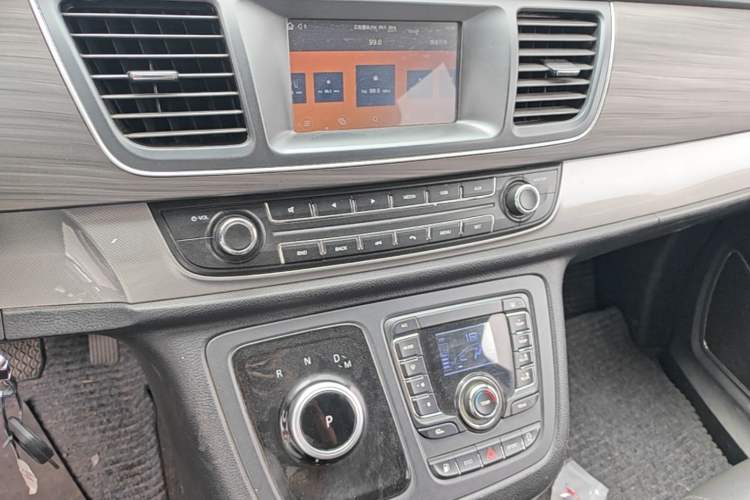 Used SAIC MAXUS G10 2022 2.0T Automatic Elite Edition Gasoline 7-Seater Audio And AC Panel
