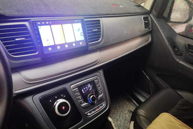 Used SAIC MAXUS G10 2022 2.0T Automatic Smart Enjoyment Version Gasoline 7 Seats Audio And AC Panel