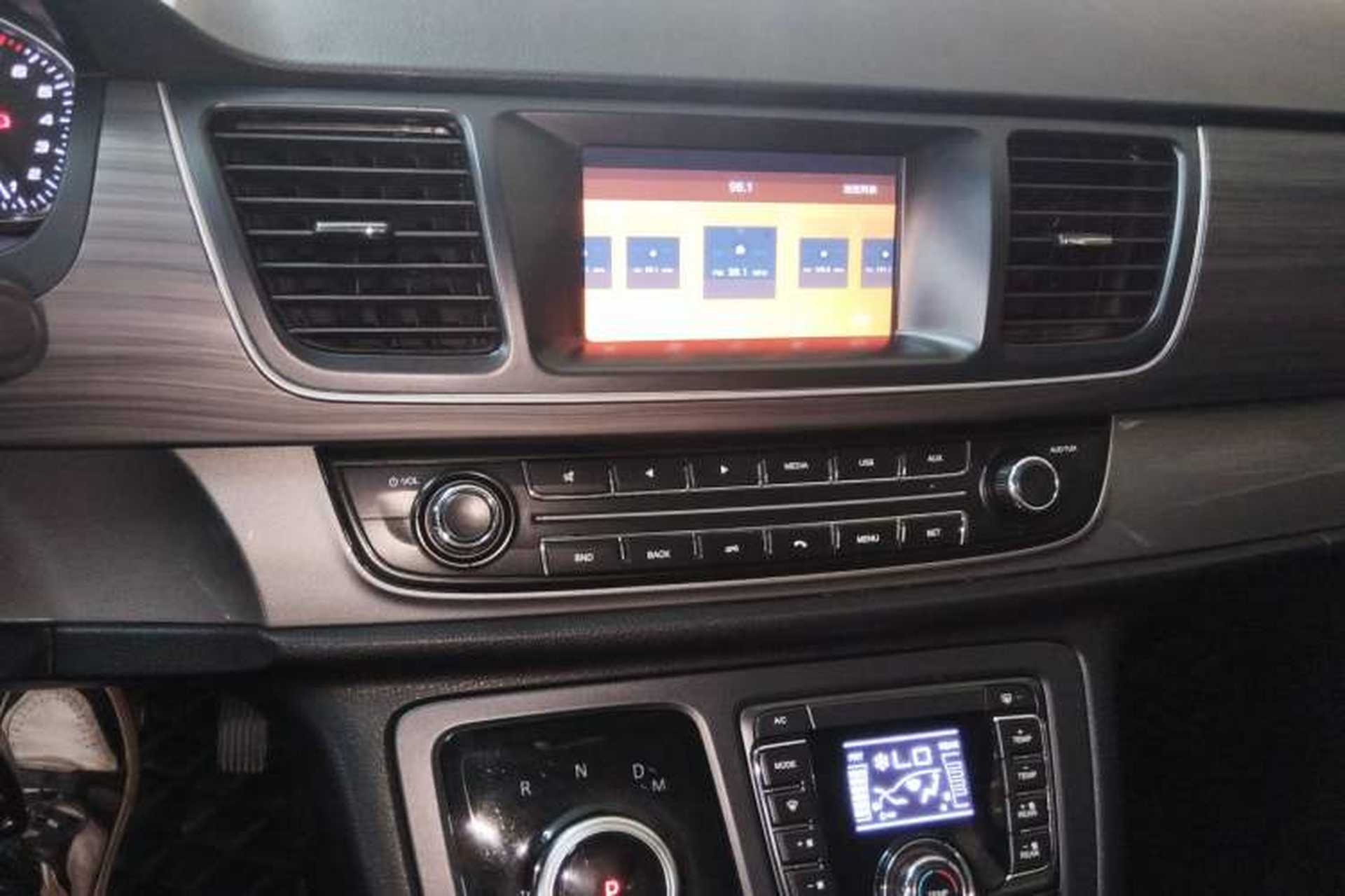 Used SAIC MAXUS G10 2022 2.0T Automatic Elite Edition Gasoline 7-Seater Audio And AC Panel