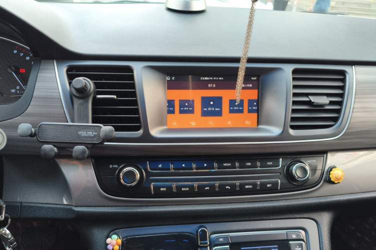 Used SAIC MAXUS G10 2022 2.0T Automatic Elite Edition Gasoline 7-Seater Audio And AC Panel