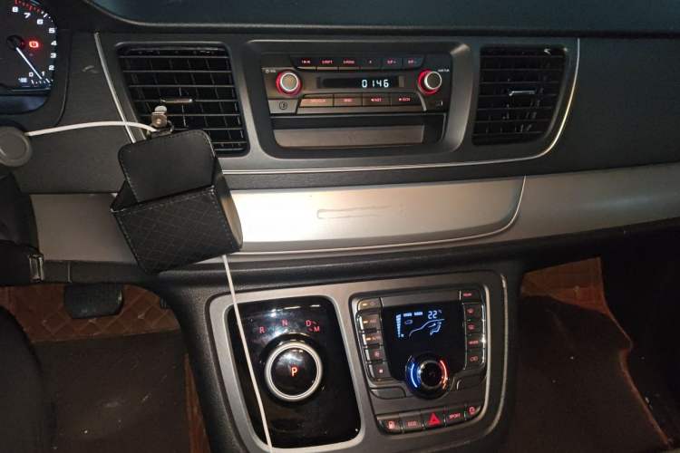 Used SAIC MAXUS G10 2022 2.0T Automatic Smart Enjoyment Version Gasoline 7 Seats Audio And AC Panel