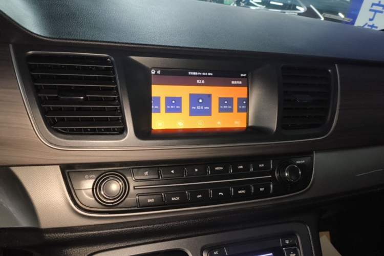 Used SAIC MAXUS G10 2022 2.0T Automatic Elite Edition Gasoline 7-Seater Audio And AC Panel