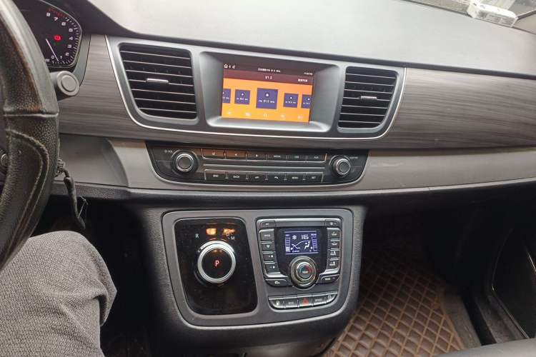 Used SAIC MAXUS G10 2022 2.0T Automatic Elite Edition Gasoline 7-Seater Audio And AC Panel
