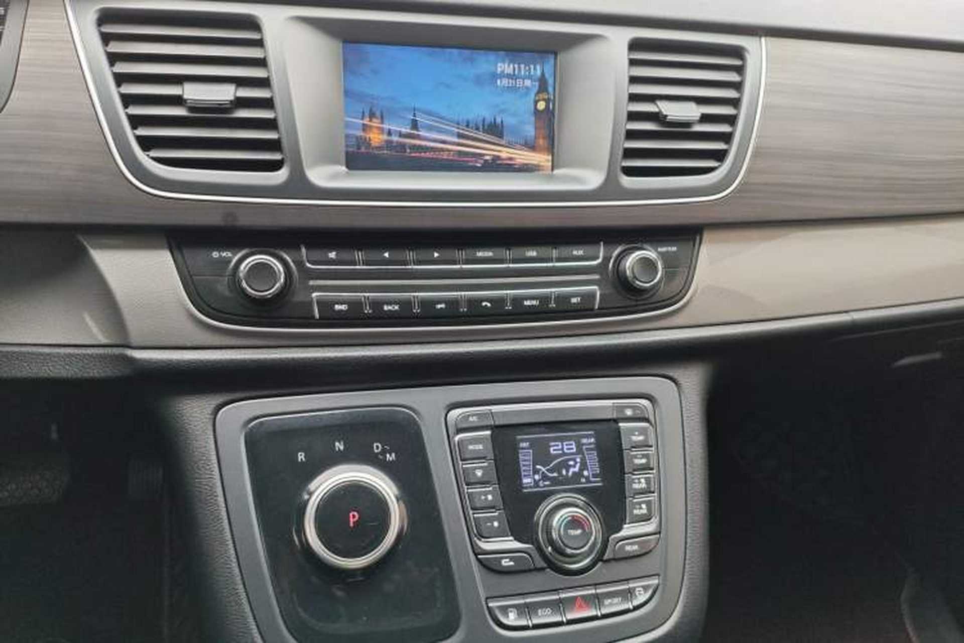 Used SAIC MAXUS G10 2022 2.0T Automatic Elite Edition Gasoline 7-Seater Audio And AC Panel