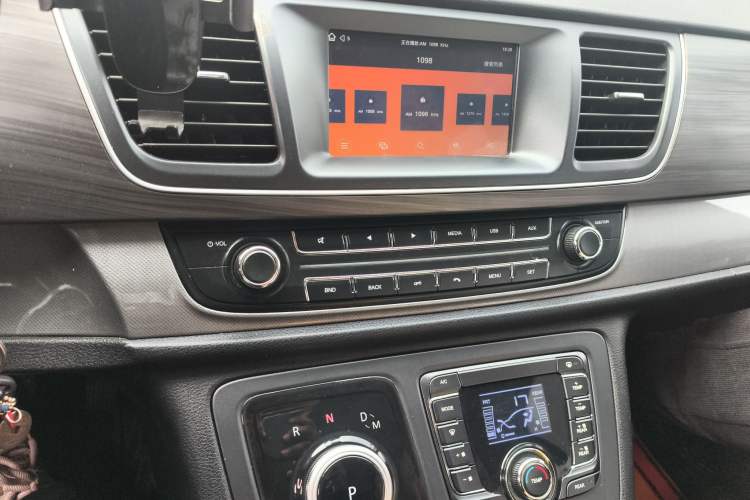 Used SAIC MAXUS G10 2022 2.0T Automatic Elite Edition Gasoline 7-Seater Audio And AC Panel