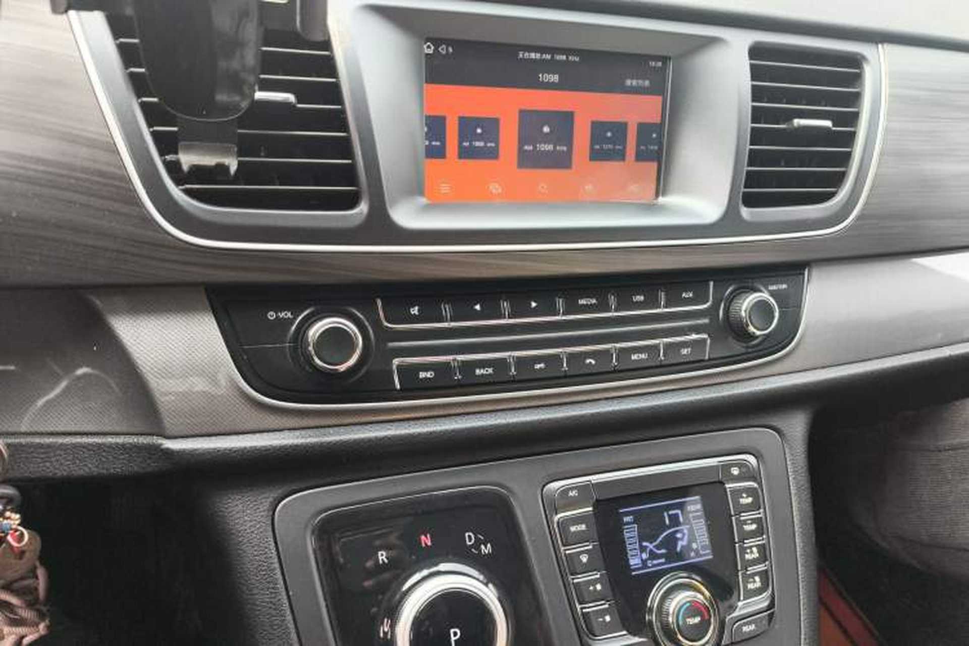 Used SAIC MAXUS G10 2022 2.0T Automatic Elite Edition Gasoline 7-Seater Audio And AC Panel