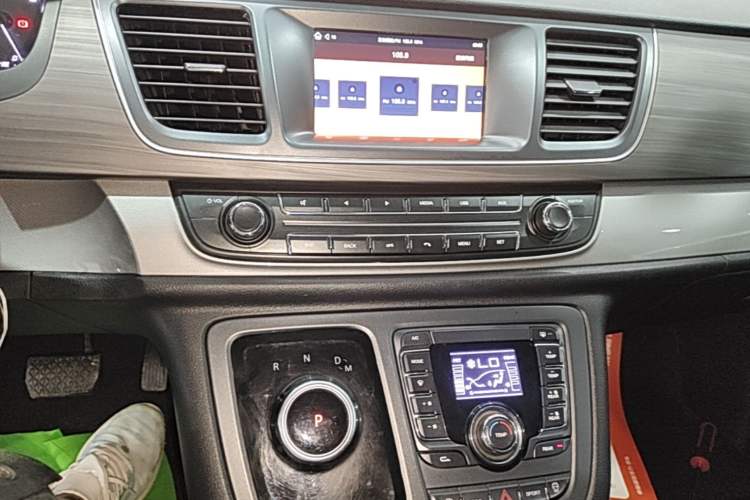 Used SAIC MAXUS G10 2022 2.0T Automatic Elite Edition Gasoline 7-Seater Audio And AC Panel