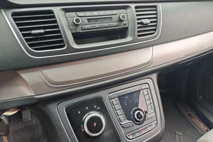 Used SAIC MAXUS G10 2022 2.0T Automatic Smart Enjoyment Version Gasoline 7 Seats Audio And AC Panel