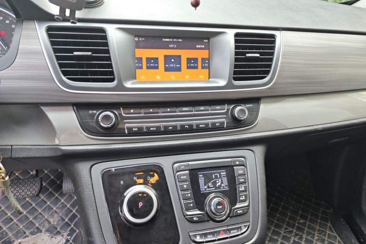 Used SAIC MAXUS G10 2022 2.0T Automatic Elite Edition Gasoline 7-Seater Audio And AC Panel