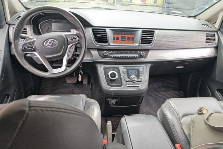 Used SAIC MAXUS G10 2022 2.0T Automatic Elite Edition Gasoline 7-Seater Center Console