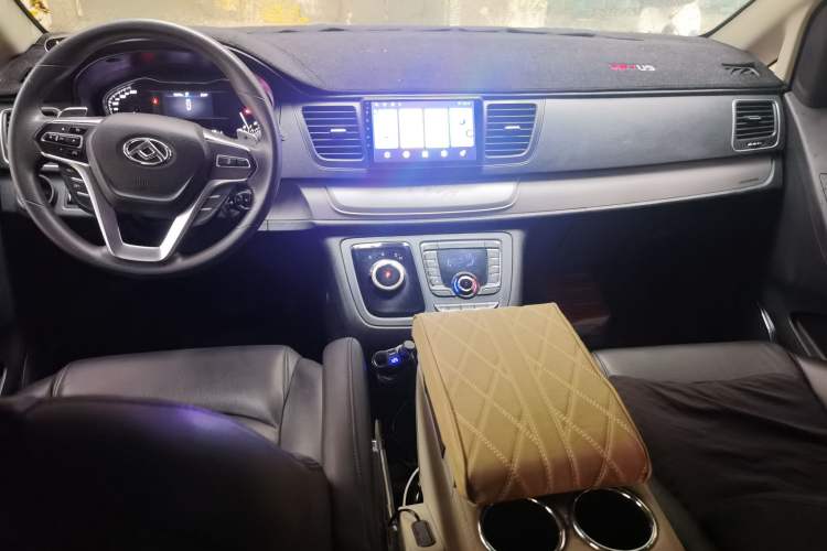 Used SAIC MAXUS G10 2022 2.0T Automatic Smart Enjoyment Version Gasoline 7 Seats Center Console