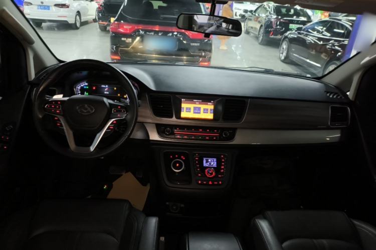 Used SAIC MAXUS G10 2022 2.0T Automatic Elite Edition Gasoline 7-Seater Center Console
