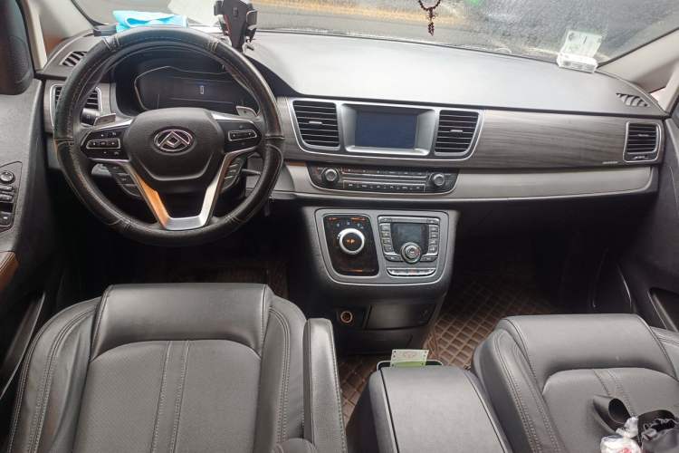 Used SAIC MAXUS G10 2022 2.0T Automatic Elite Edition Gasoline 7-Seater Center Console