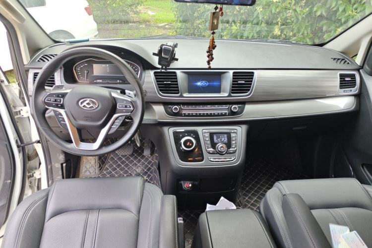 Used SAIC MAXUS G10 2022 2.0T Automatic Elite Edition Gasoline 7-Seater Center Console