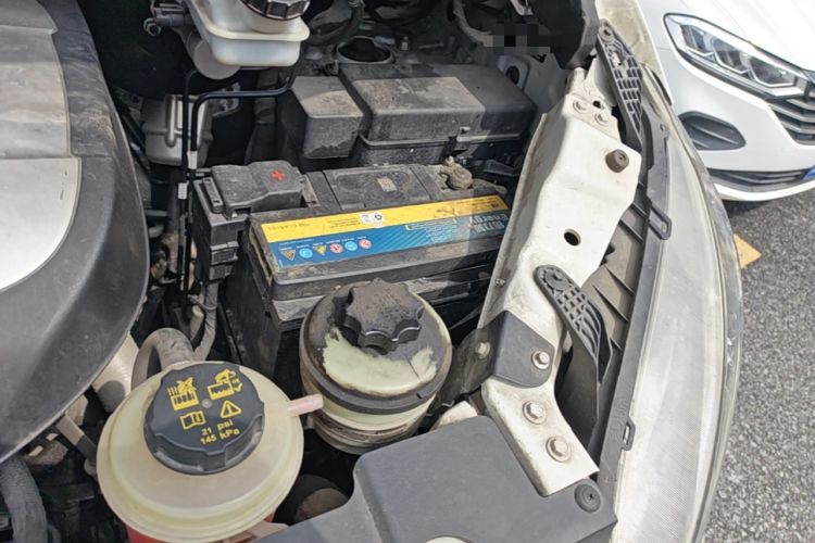 Used SAIC MAXUS G10 2022 2.0T Automatic Elite Edition Gasoline 7-Seater Engine Bay Left