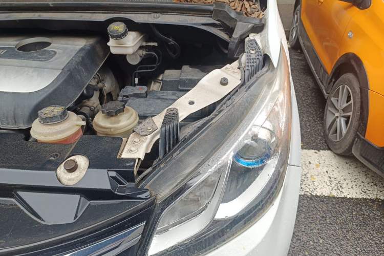 Used SAIC MAXUS G10 2022 2.0T Automatic Elite Edition Gasoline 7-Seater Engine Bay Left