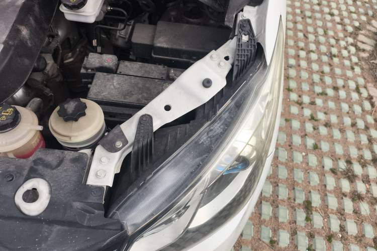 Used SAIC MAXUS G10 2022 2.0T Automatic Elite Edition Gasoline 7-Seater Engine Bay Left