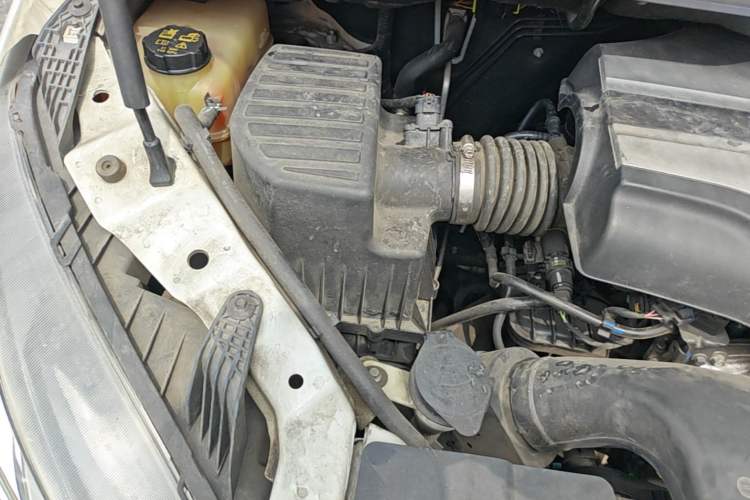 Used SAIC MAXUS G10 2022 2.0T Automatic Elite Edition Gasoline 7-Seater Engine Bay Right