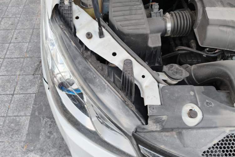 Used SAIC MAXUS G10 2022 2.0T Automatic Elite Edition Gasoline 7-Seater Engine Bay Right