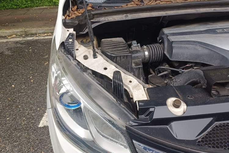 Used SAIC MAXUS G10 2022 2.0T Automatic Elite Edition Gasoline 7-Seater Engine Bay Right