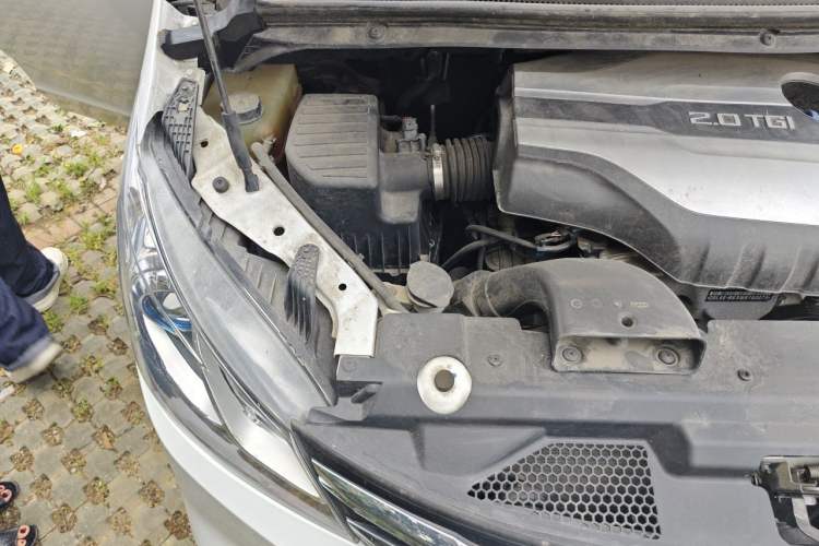 Used SAIC MAXUS G10 2022 2.0T Automatic Elite Edition Gasoline 7-Seater Engine Bay Right