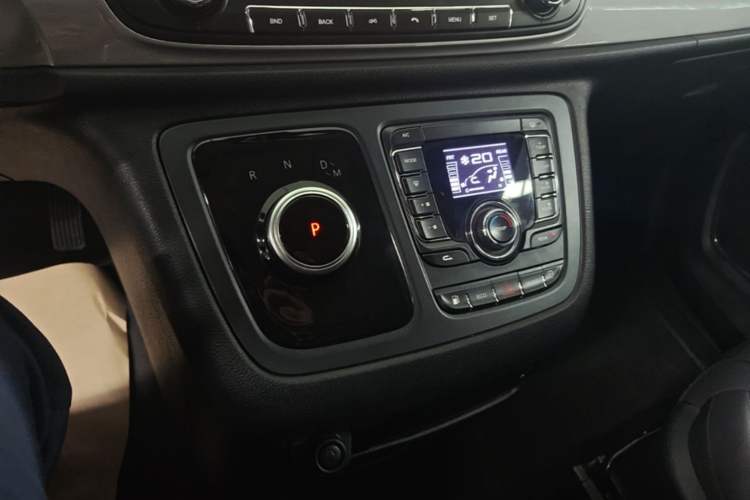 Used SAIC MAXUS G10 2022 2.0T Automatic Elite Edition Gasoline 9-Seater Gear Lever