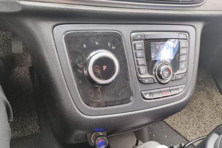 Used SAIC MAXUS G10 2022 2.0T Automatic Smart Enjoyment Version Gasoline 7 Seats Gear Lever