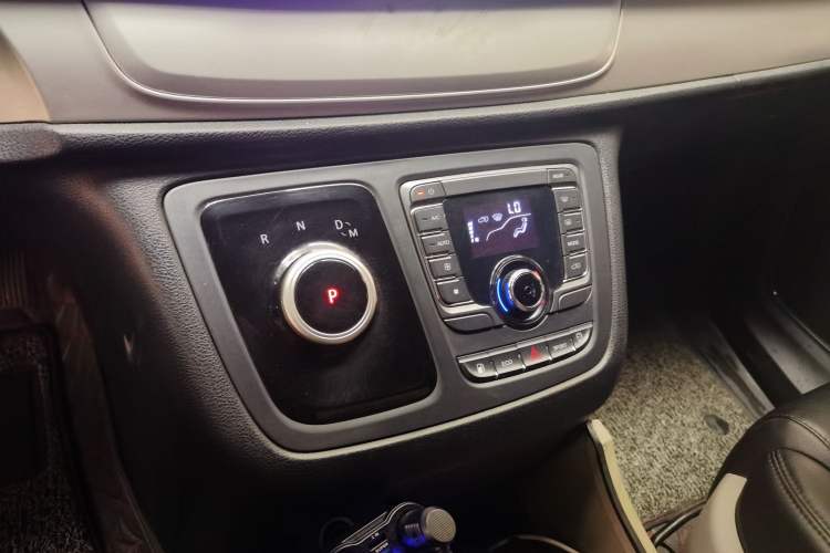 Used SAIC MAXUS G10 2022 2.0T Automatic Smart Enjoyment Version Gasoline 7 Seats Gear Lever