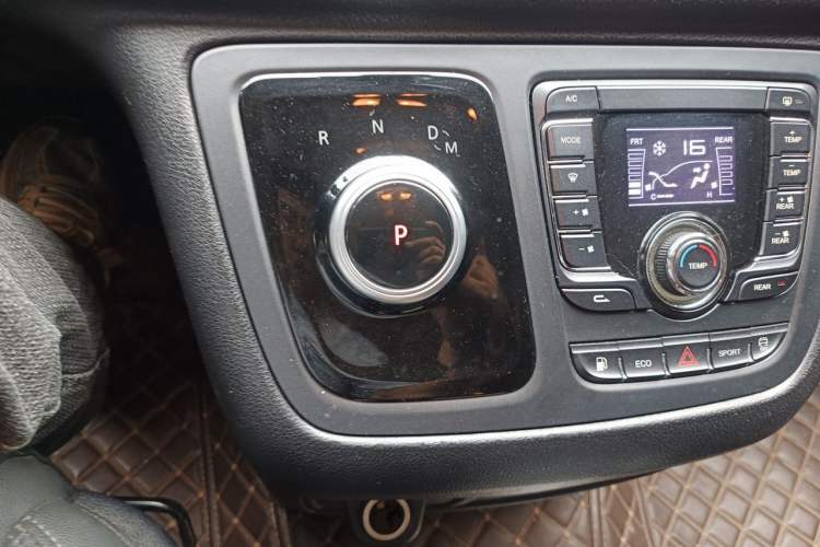 Used SAIC MAXUS G10 2022 2.0T Automatic Elite Edition Gasoline 7-Seater Gear Lever