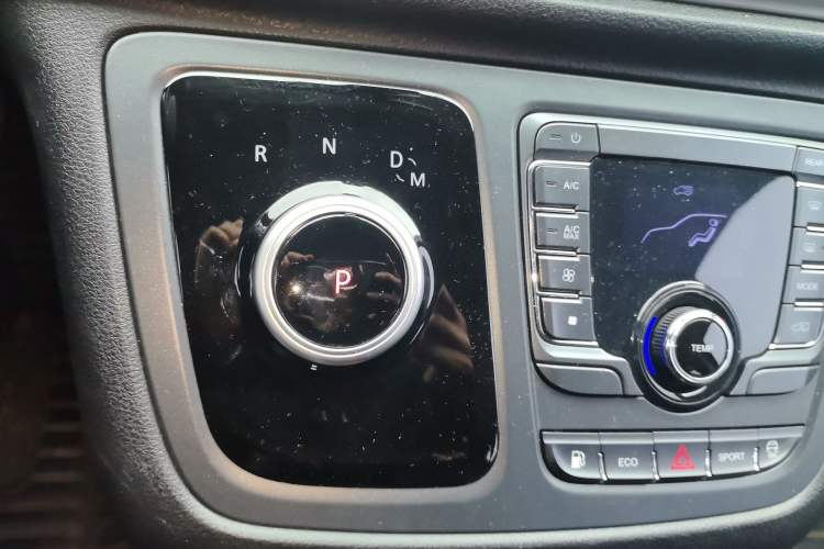 Used SAIC MAXUS G10 2022 2.0T Automatic Smart Enjoyment Version Gasoline 7 Seats Gear Lever