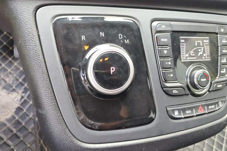 Used SAIC MAXUS G10 2022 2.0T Automatic Elite Edition Gasoline 7-Seater Gear Lever