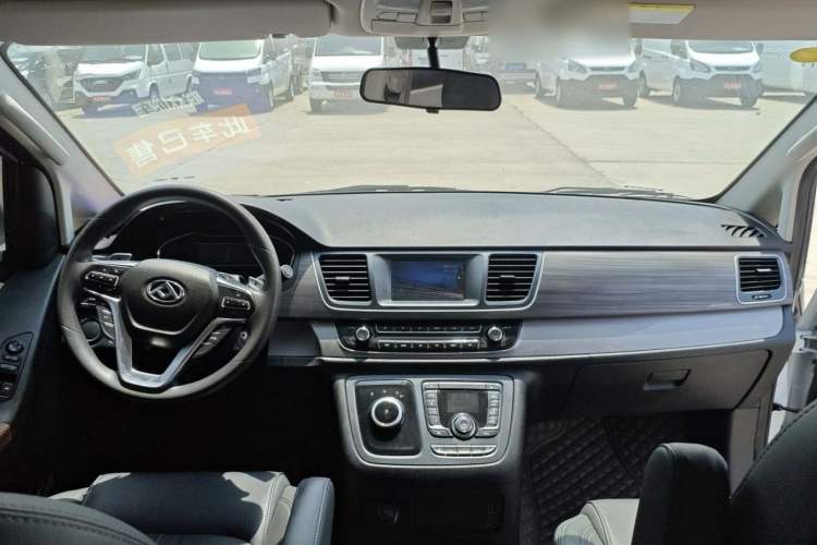 Used SAIC MAXUS G10 2022 2.0T Automatic Elite Edition Gasoline 7-Seater Interior 1